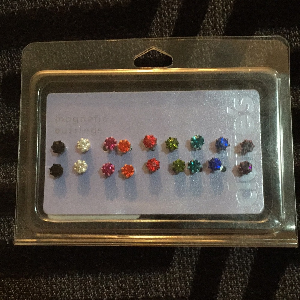🦊 2 for $15🦊 magnetic earrings faux diamond stud